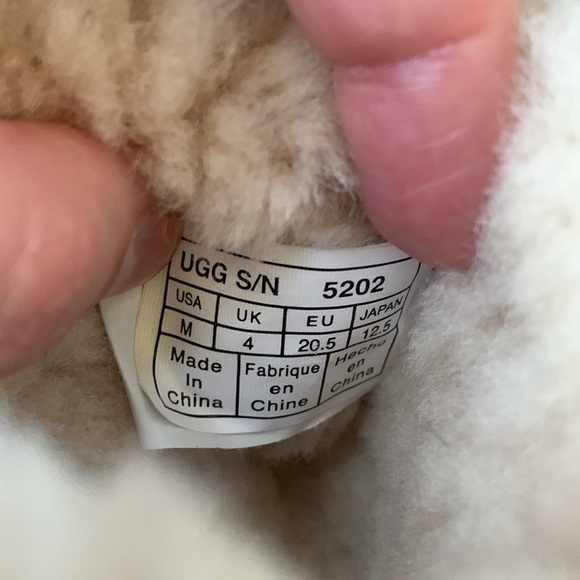 Adorable baby Ugg boots, size M (12-18 months) - Picture 8 of 8